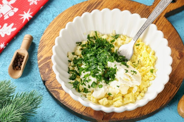 Яичный желток с творожным сыром и зеленью