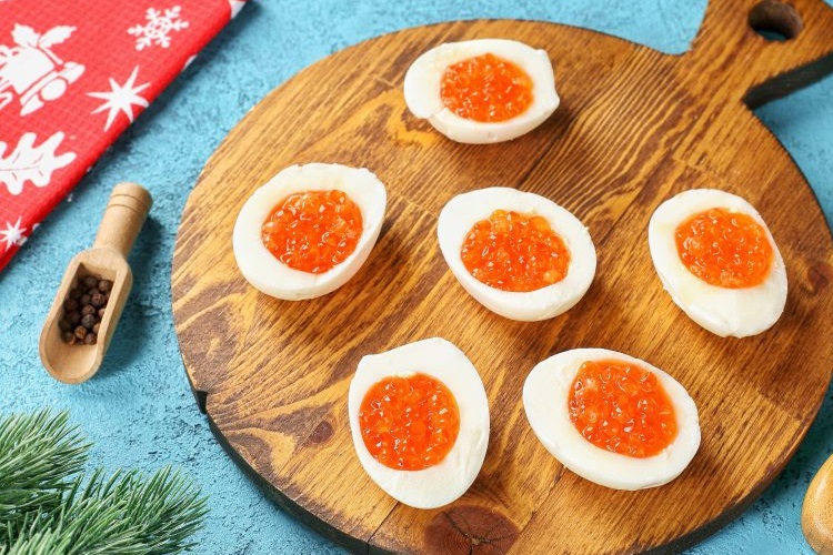 Яичные белки с икрой