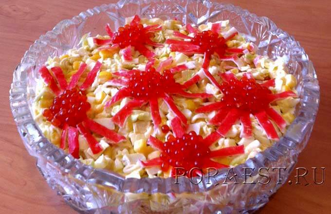 novogodnij-salat-s-krabovymi-palochkami
