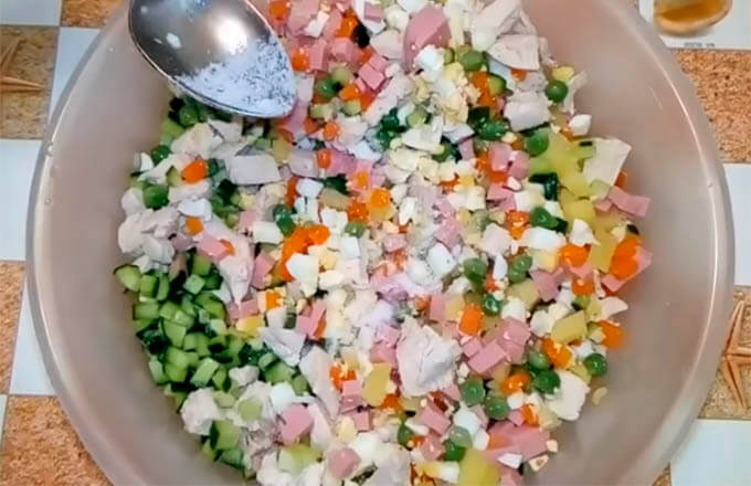 olive-s-kuricej-i-kolbasoj