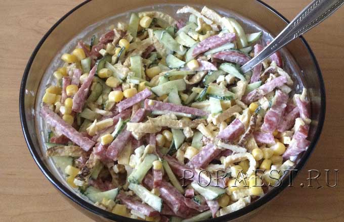 recept-novgo-salata-s-blinami-i-kopchenostjami