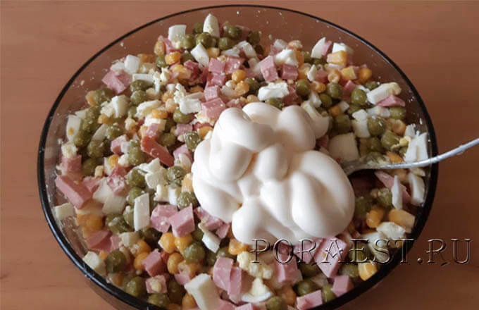 salat-olive-s-kolbasoj-i-kukuruzoj